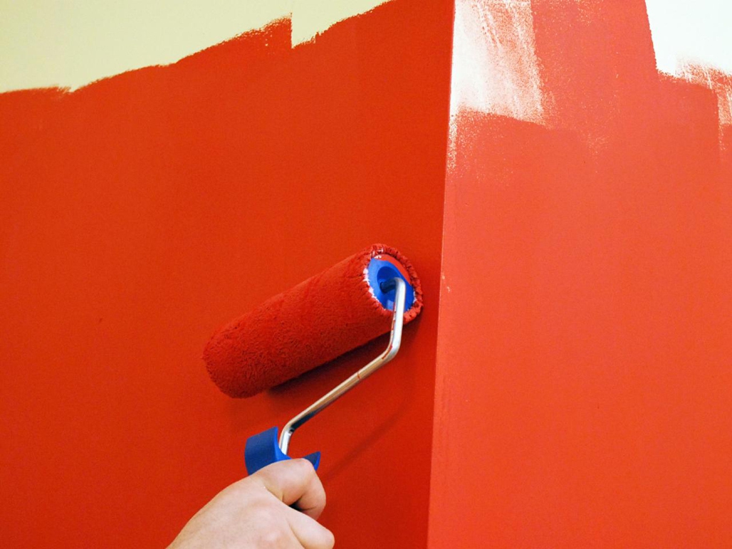 Окрашиваем стену в насыщенный красный цвет