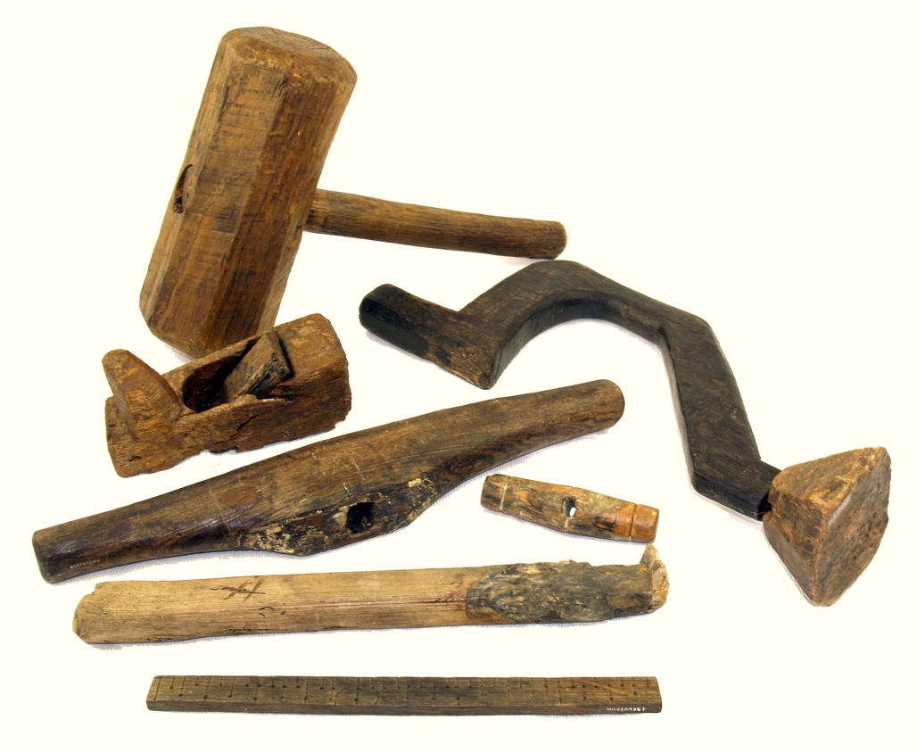 Старинный инструмент для работы с деревом
